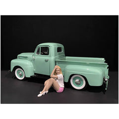 American Diorama Figurine - Car Girl in Tee Madee Polyresin for 1/24 Scale Models